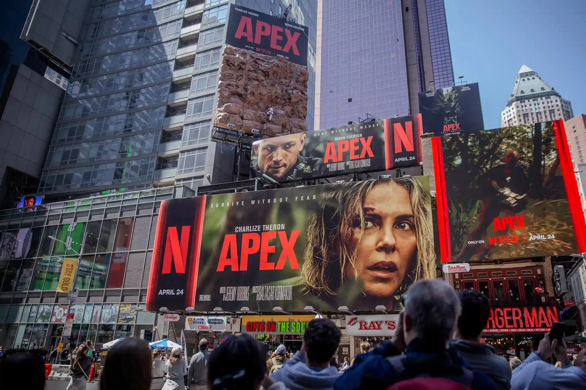 charlize-theron-times-square-escalade-panneau-apex