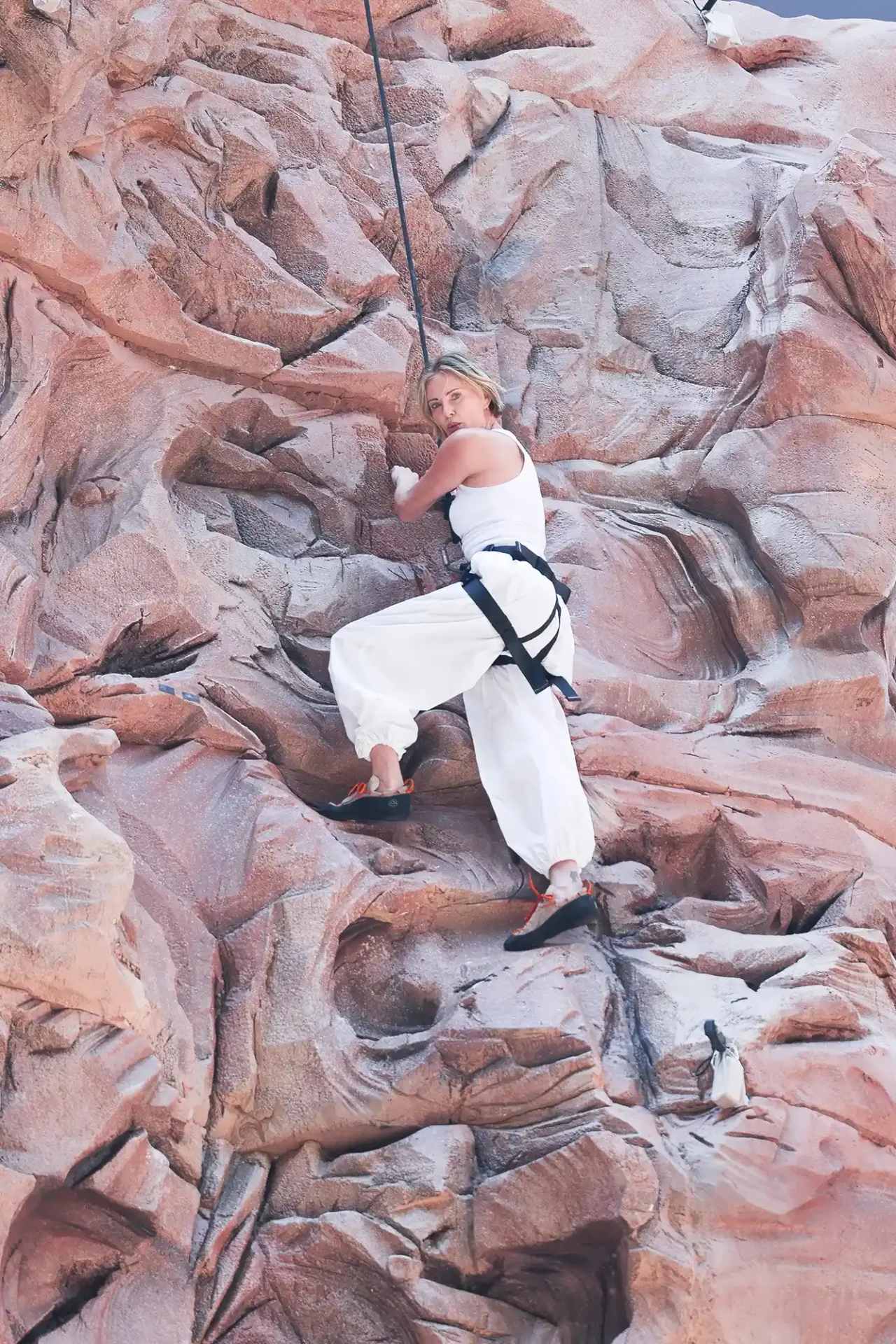 charlize-theron-times-square-escalade-panneau-netflix-apex