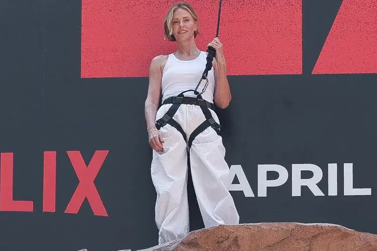 charlize-theron-times-square-escalade-pub-netflix-webp