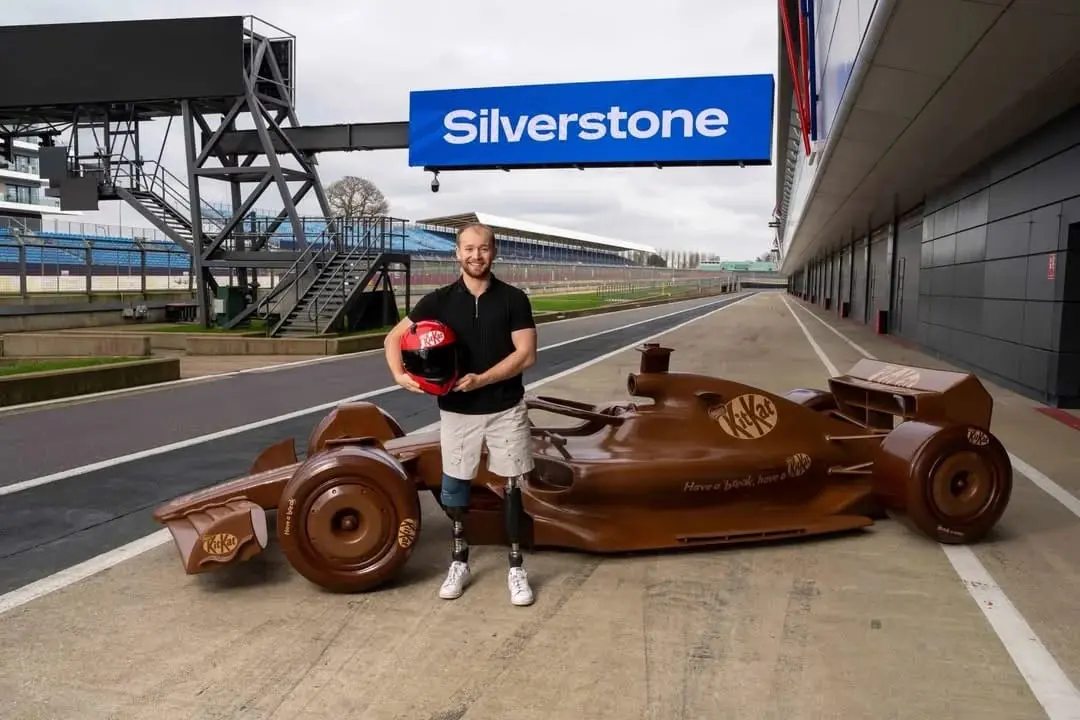 kitkat-formule-1-voiture-chocolat-silverstone-1.jpeg