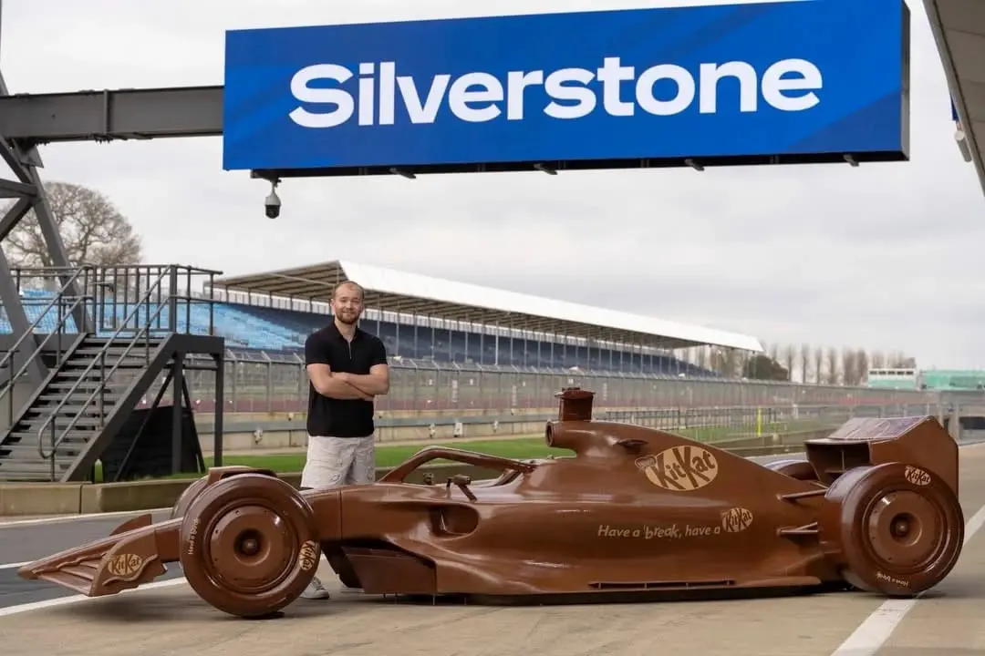 kitkat-formule-1-voiture-chocolat-silverstone-2.jpeg