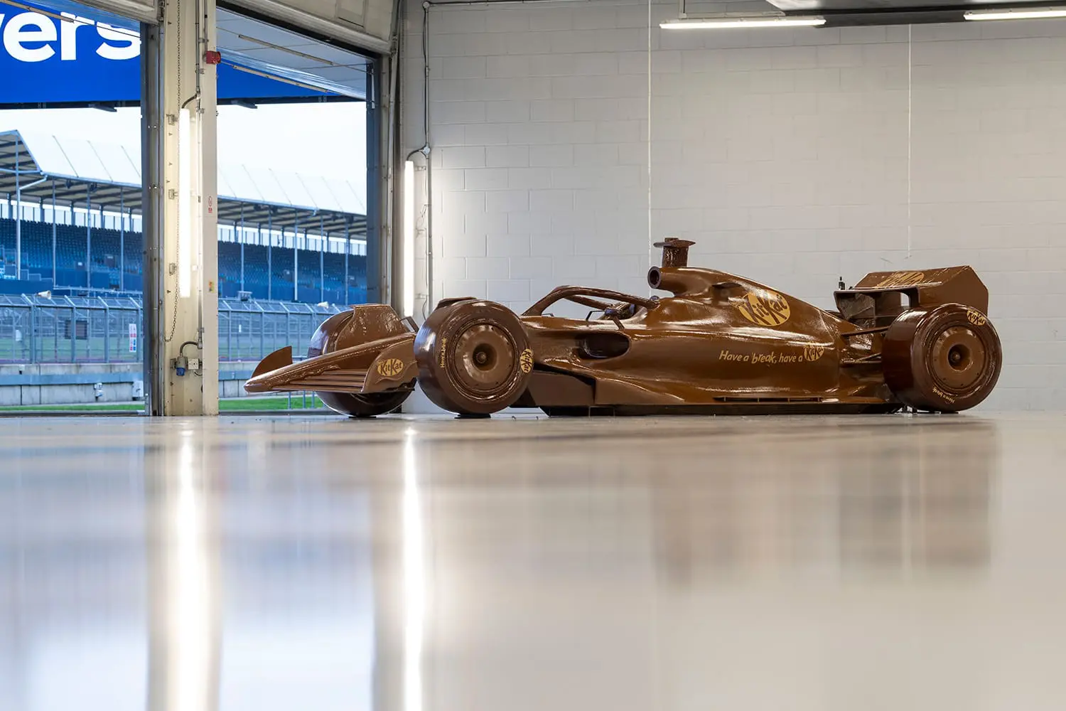 kitkat-formule-1-voiture-chocolat-silverstone-3.jpeg