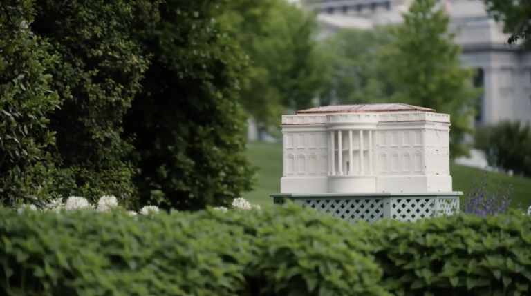 trump-ruche-miniature-maison-blanche