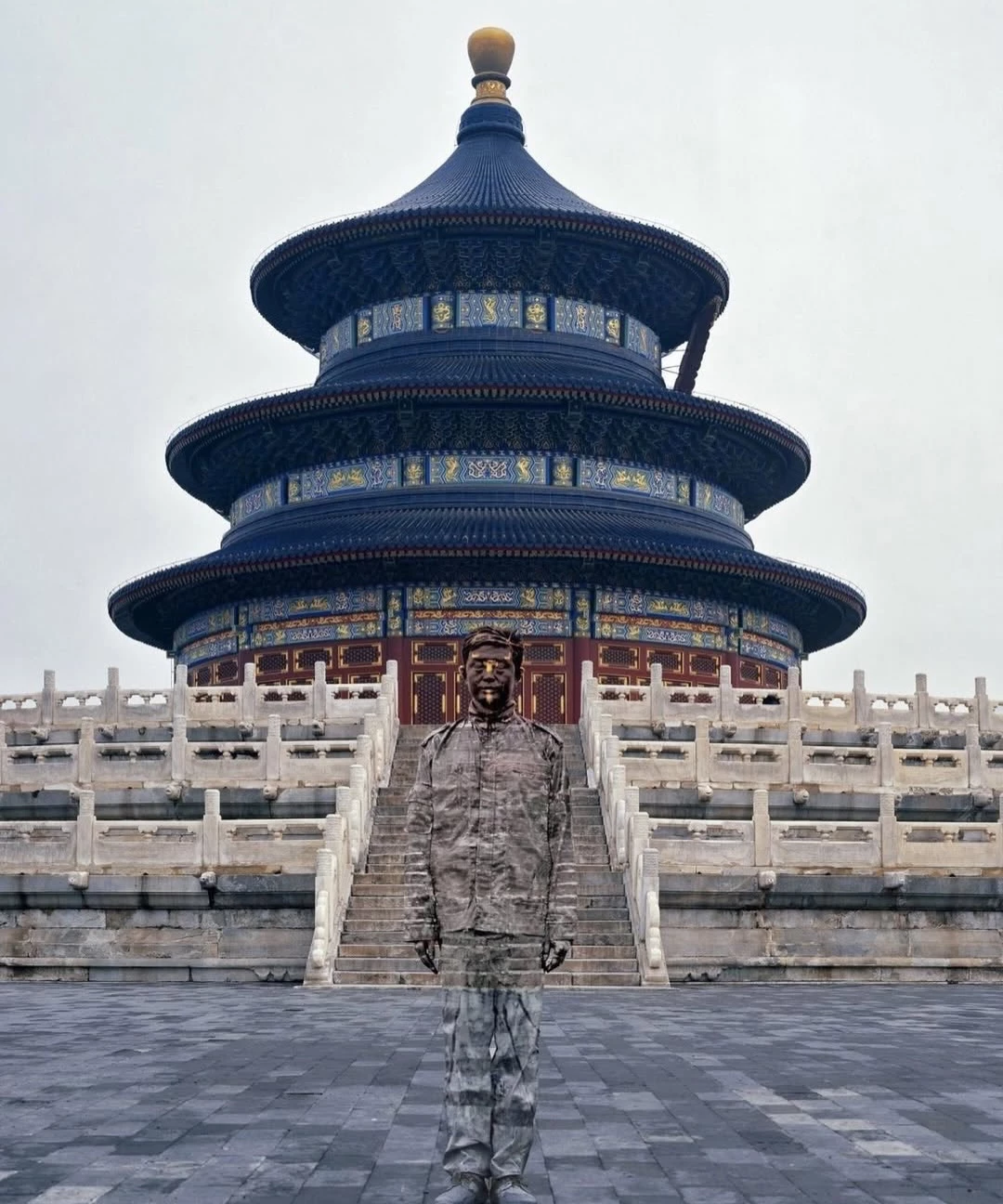 Liu Bolin, widely known as “The Invisible Man,” constructs photographs in which his own body is copie 2