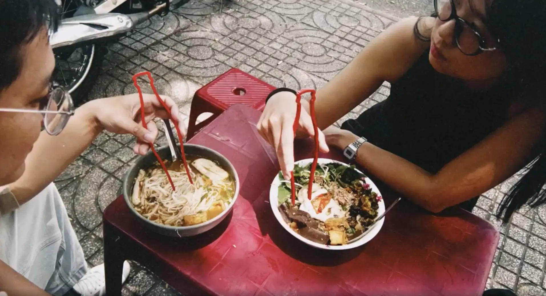 coca-cola-bouteille-baguettes-chopsticks-