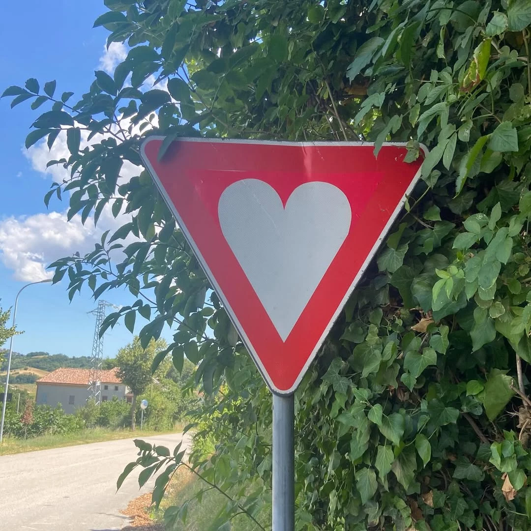 Dare la precedenza !Invitato a lavorare sui cartelli dal comune di Monteleone, nelle Marche. Gra