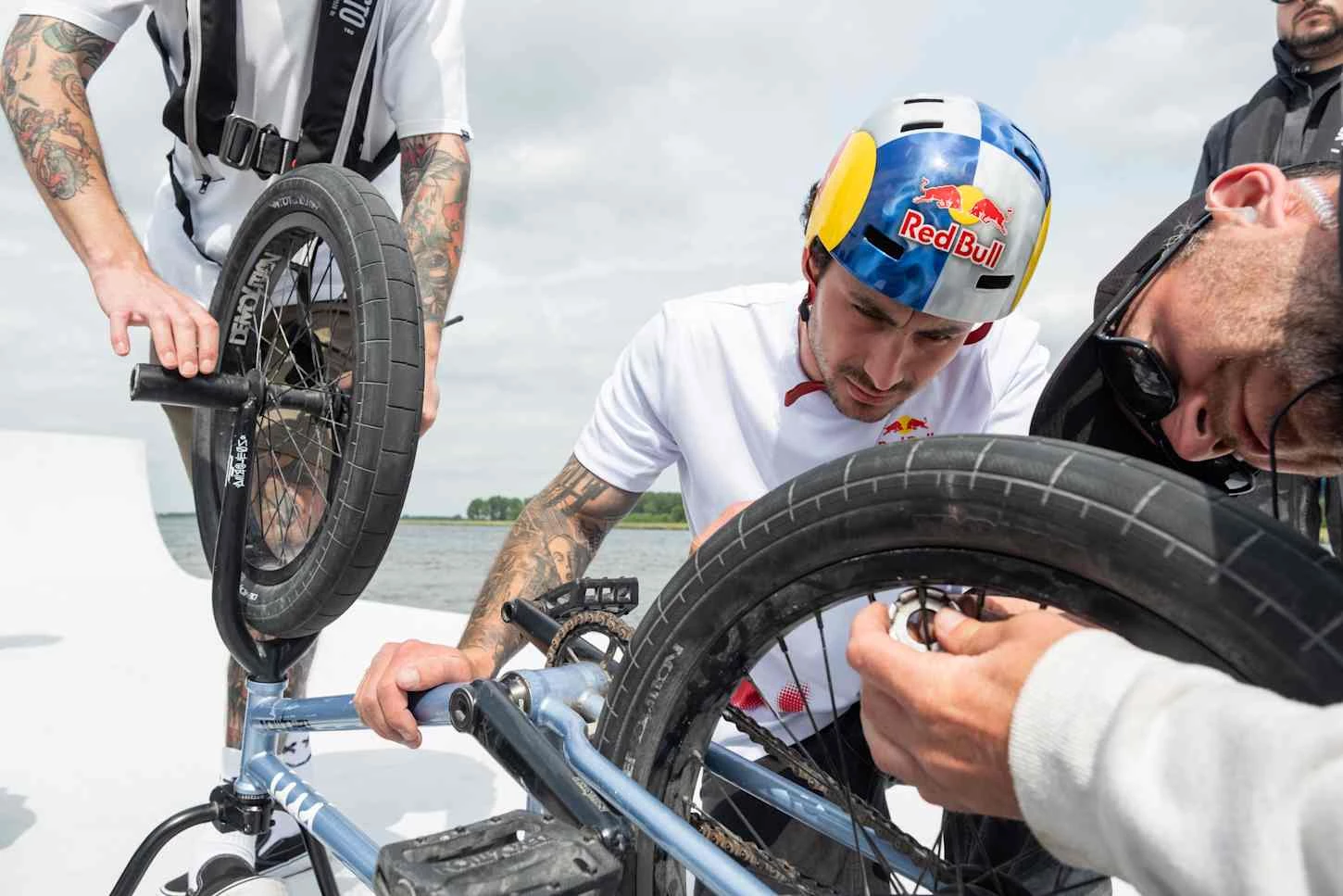 george-ntavoutian-daniel-wedemeijer--velo-flip-bateau