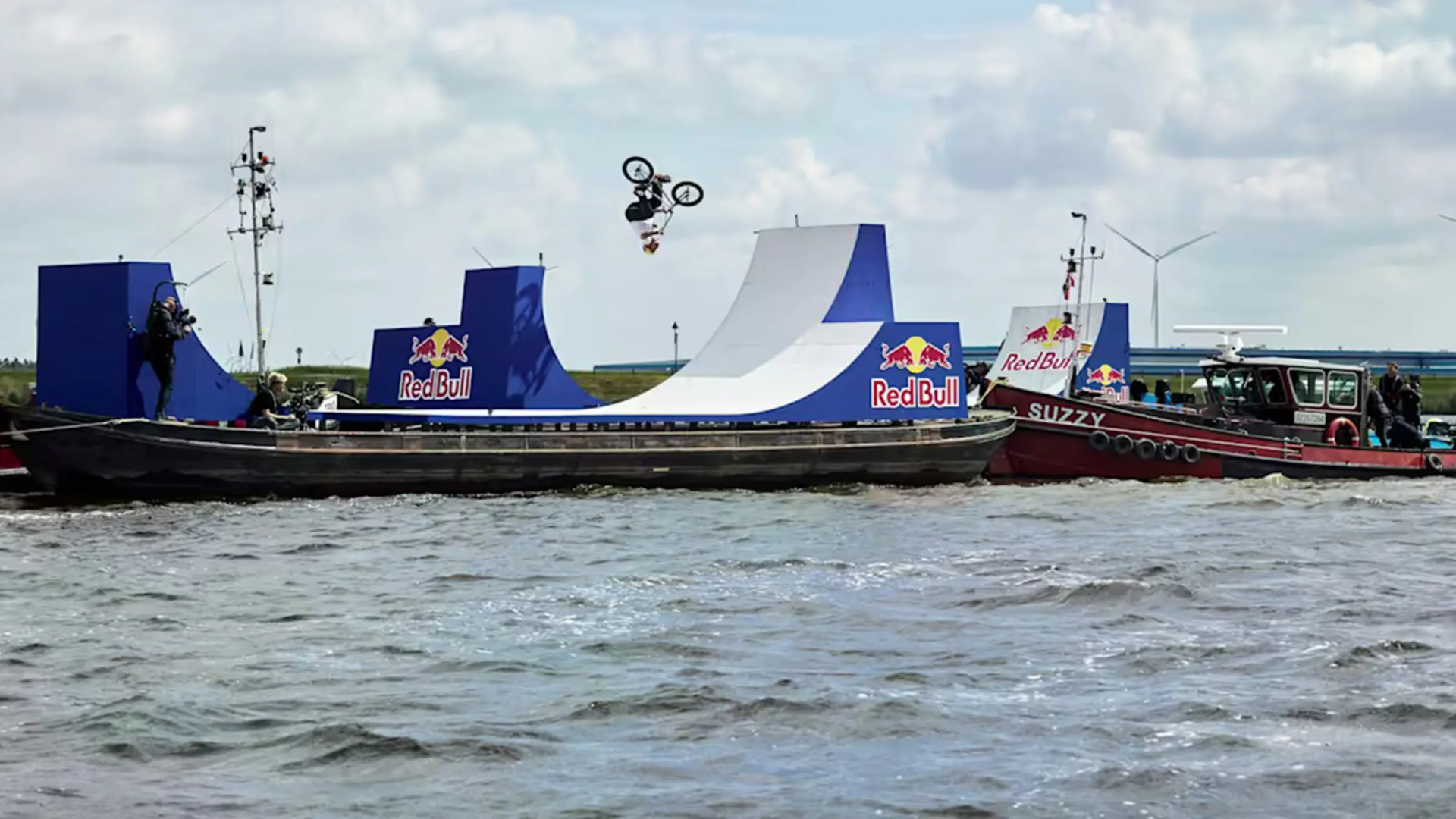 red-bull-george-ntavoutian-backflip-velo-bateaux-woaw-lflip