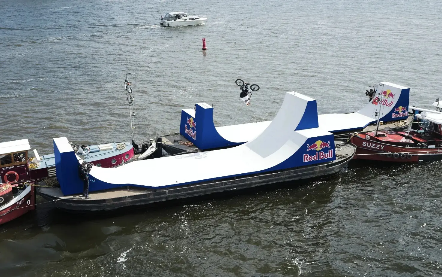 red-bull-george-ntavoutian-loop-bmx-bateaux